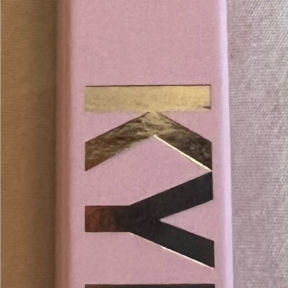 Kylie Cosmetics Matte Liquid Lipstick - Soft Peach - Picture 2 of 3